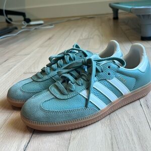Never worn women’s adidas sambas US 6.5